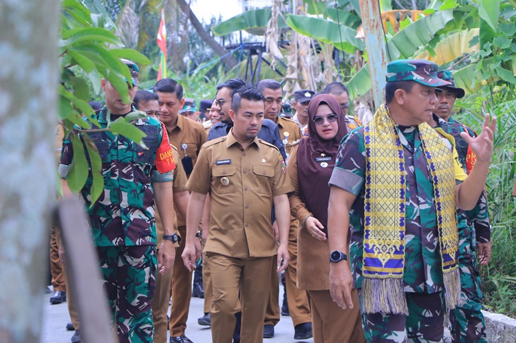 Pj Walikota dan Tim Wasev TNI Tinjau Pelaksanaan TMMD di Rumbai