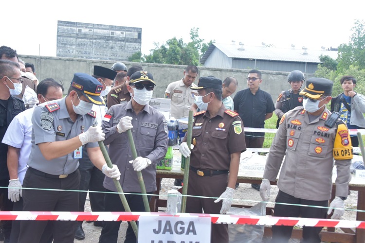Diapresiasi Bupati Kasmarni, Kejari Bengkalis Musnahkan 113 Barang Bukti, Termasuk Shabu, Ganja dan Ekstasi