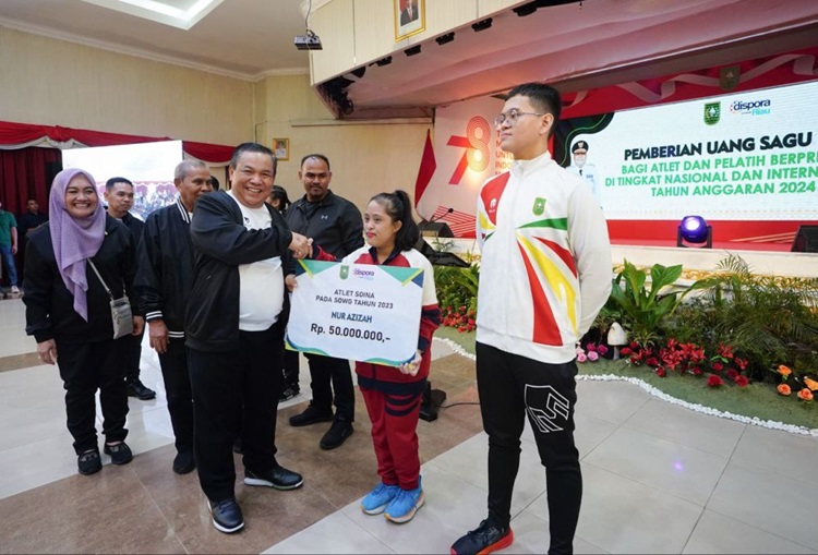 Pj Gubri Berikan Bonus Untuk 441 Atlet dan 81 Pelatih Riau, Segini Totalnya