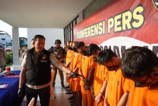 Polda Riau Gagalkan Penjualan Senpi Ilegal, Tersangka Akui Temukan Senpi Dari Kardus Pakaian Bekas
