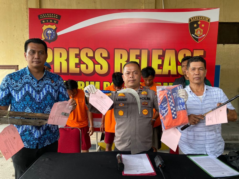Gawat! Juru Parkir di Panam yang Menganiaya Pengemudi Ojol, Bersenjata Celurit dan Parang