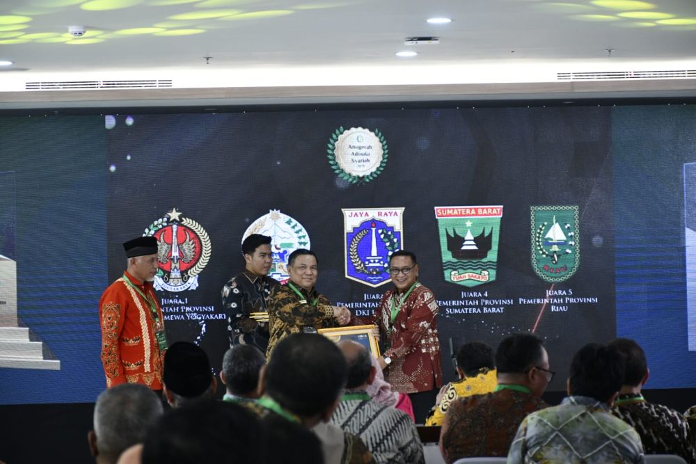 Diserahkan Langsung Oleh Wapres RI, Pemprov Riau Kembali Raih Adinata Syariah 2024