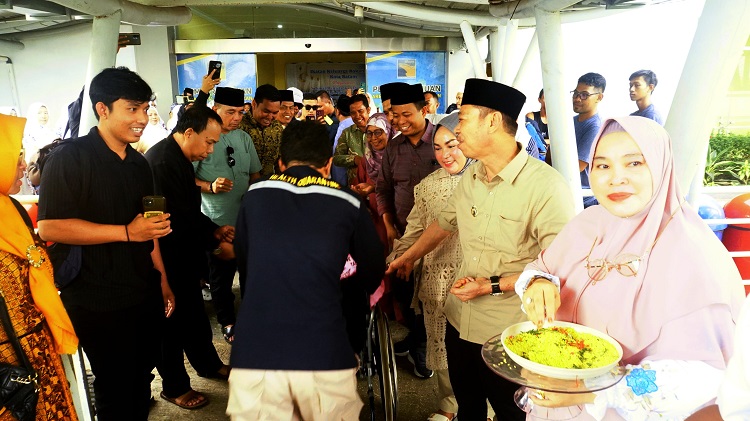 Tiba di Batam, 282 JCH Rohil Disambut Haru oleh IKROHI dan Ditaburi Beras Kunyit