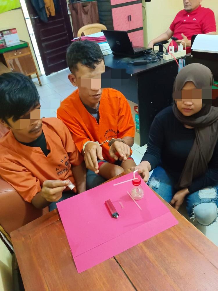 Pasangan Kumpul Kebo Digrebek, Eh... Ternyata Lagi Pesta Sabu