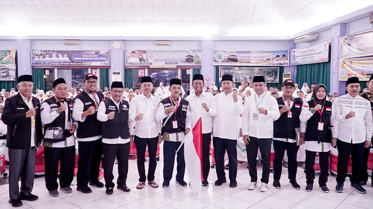 Bupati Rohil Lepas 393 CJH Kloter 14 Embarkasi Batam