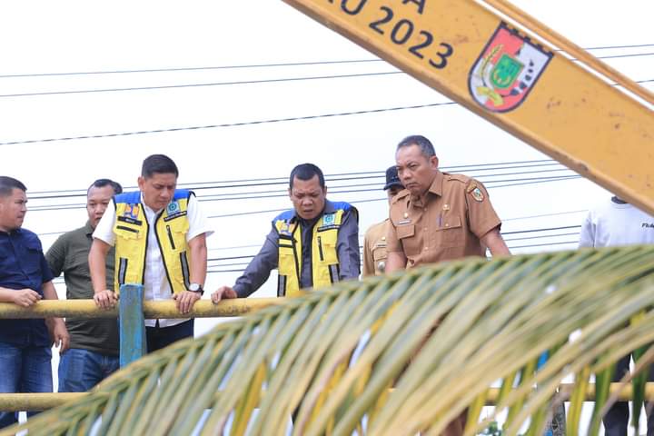 Pj Walikota Pekanbaru Tinjau Normalisasi Sungai Sail dan Perbaikan Jalan Padat Karya