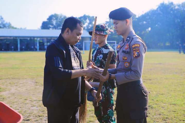 Pj Walikota Pekanbaru Gotong Royong Massal Bersama TNI/Polri dan Masyarakat
