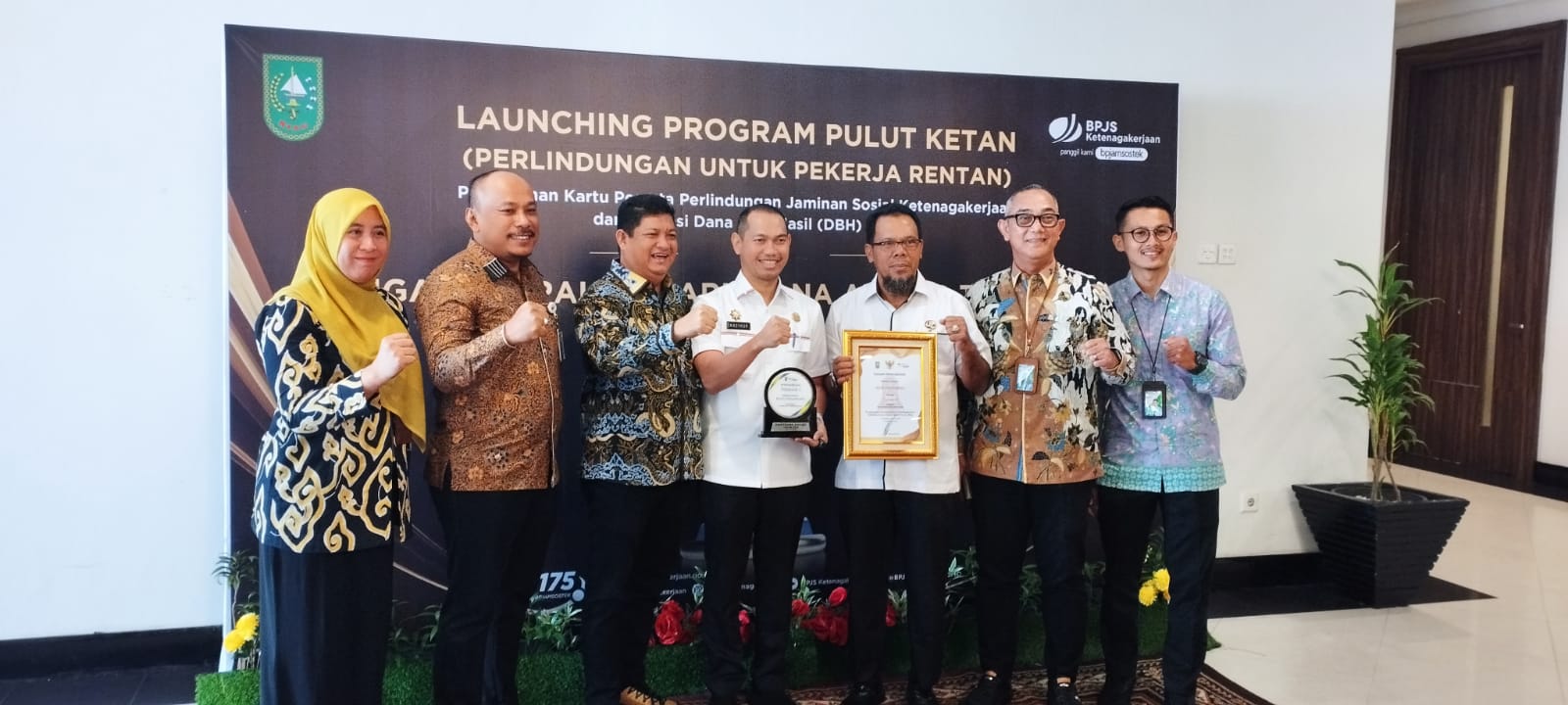 Dukung Jaminan Sosial Naker, Pemko Pekanbaru Raih Penghargaan Paritrana Award Pemprov Riau