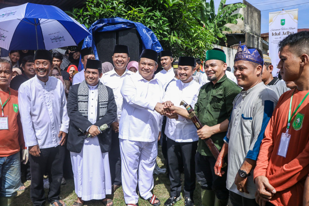 Pj Wali Kota Pekanbaru Dampingi Pj Gubri Serahkan Sapi Qurban Presiden