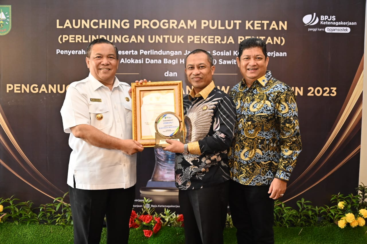 Dinilai Perhatian Pada Kesehatan Pekerja, Pemkab Bengkalis Terima Anugerah Terbaik I Paritrana Award Riau 2023