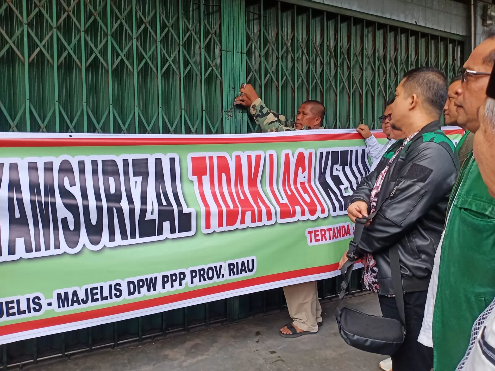 Mosi Tidak Percaya Kepada Ketua DPW, Sejumlah Pengurus dan Tokoh Senior PPP Segel Kantor DPW PPP Riau