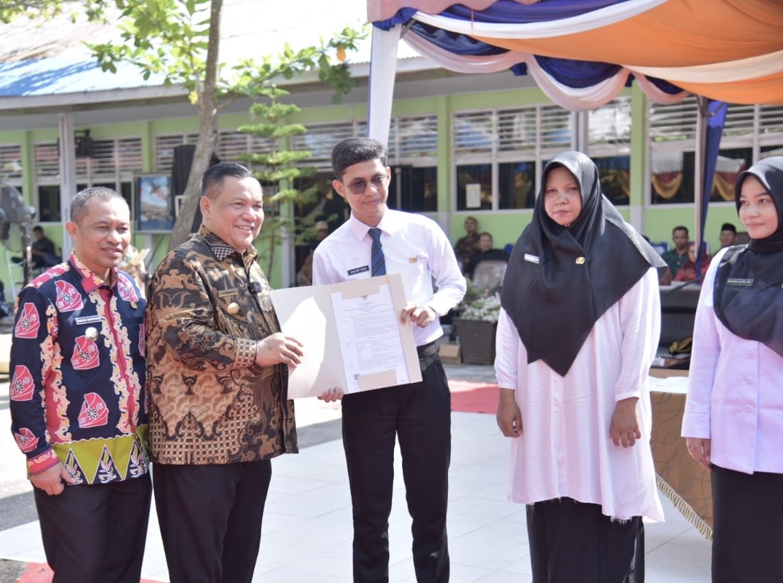 Hadiri Penyerahan SK Guru PPPK Bersama Pj Gubri, Wakil Bupati Bengkalis Minta Guru Wujudkan Pendidikan Berkualitas
