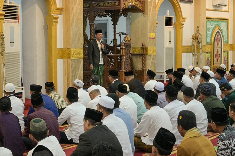 Bupati Afrizal dan Keluarga Shalat Idul Adha di Masjid Agung Al-Ikhlas