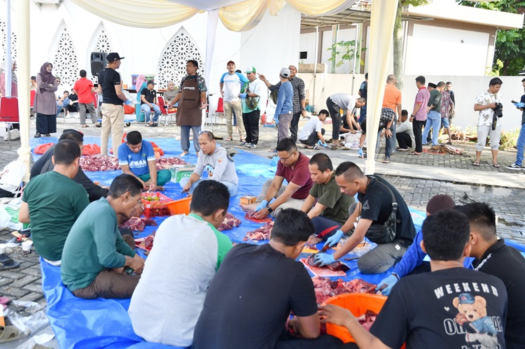 Momen Idul Adha 1445 H, BRK Syariah Berbagi Daging Kurban