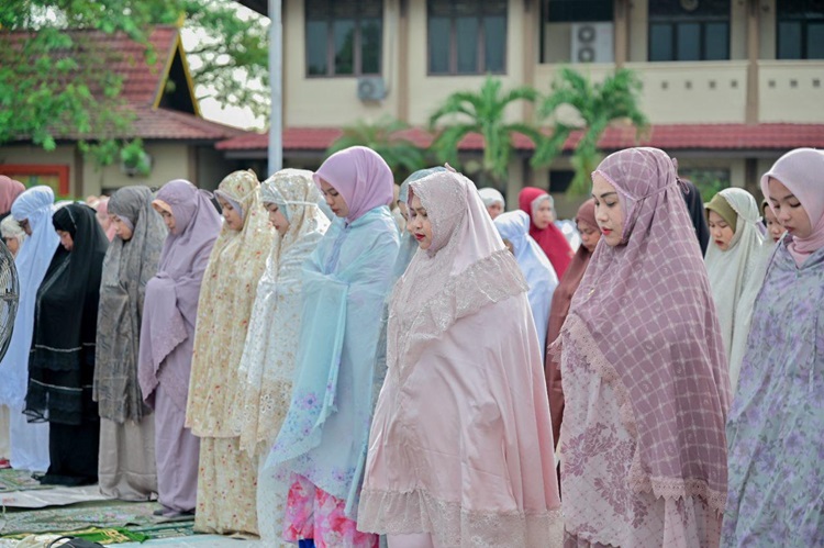 Bupati Kasmarni Shalat Idul Adha di Kantor Camat Mandau, Wabup Wabup di Lapangan Tugu