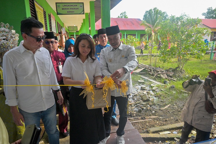Sukses di Rantau dan Bangun Sekolah di Kampungnya Sinaboi, Yeyen Menangis Haru Saat Peresmian