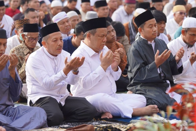 Shalat Idul Adha Bersama Ribuan Masyarakat Serta ASN, Pj Gubri: Kedepankan Kebersamaan