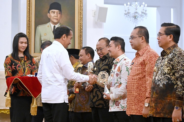Pekanbaru Terima Penghargaan TPID Berkinerja Terbaik di Kawasan Sumatera dari Presiden Jokowi