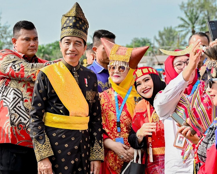 Kenakan Pakaian Adat Batak Toba, Bupati Bengkalis Ikuti Upacara Harlah Pancasila