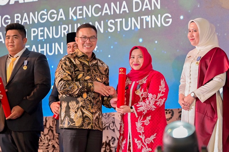 Berdedikasi Tinggi Terhadap Pengendalian Penduduk, Bupati Kasmarni Dianugerahi Manggala Karya Kencana Tahun 2024