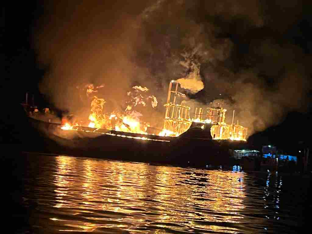 Saat Bersandar Kapal Sinar Bahagia Terbakar, Nakhoda dan Seluruh ABK Selamat