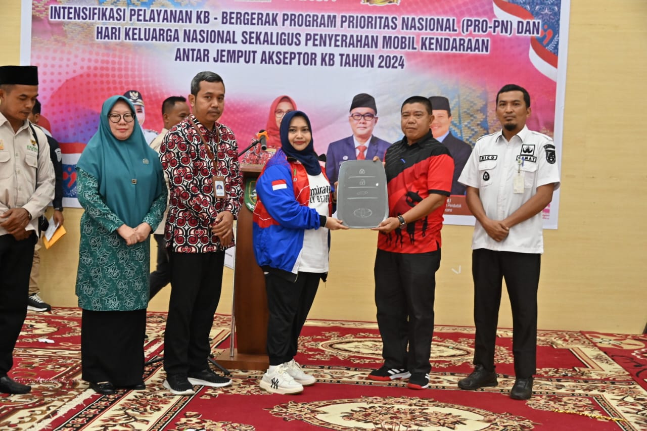 Serahkan Mobil Antar Jemput, Bupati Bengkalis Tegaskan Perlunya Intensifikasi Pelayanan KB Bergerak