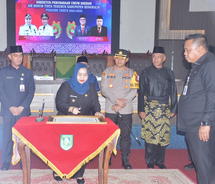 Bupati Kasmarni Tandatangani Komitmen PPDB yang Objektif, Transparan dan Akuntabel
