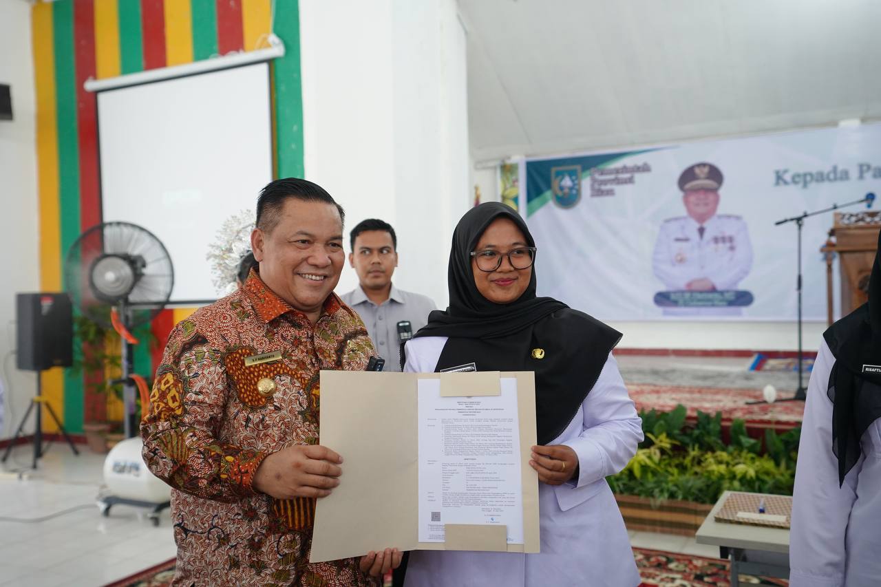 Disambut Antusias Ratusan Guru, Pj Gubernur Riau Serahkan 204 SK PPPK Tenaga Pendidik di Siak