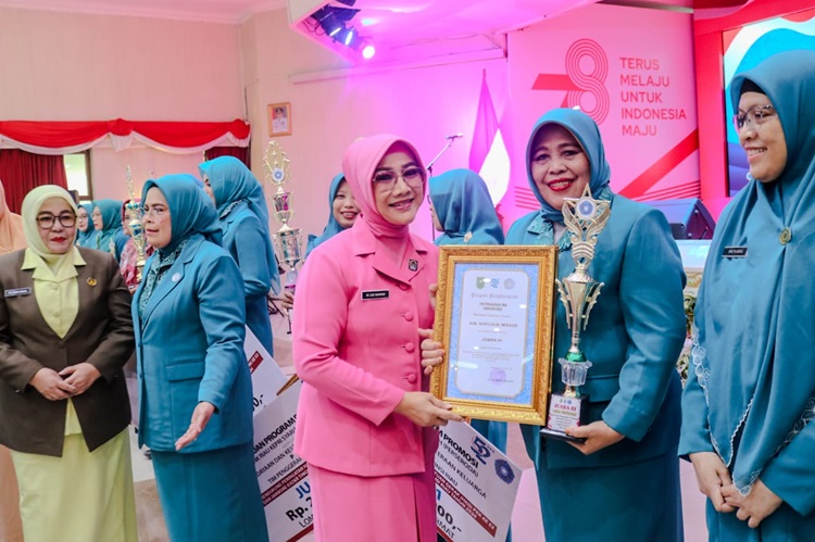 Hj. Ismiatun Bangga Tim PKK Meranti Juara 3 Lomba HKG PKK Riau