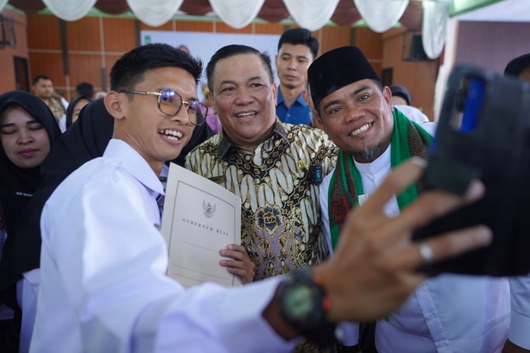 Bahagianya Guru Pelalawan, Sudah Dapat SK PPPK dari Pj Gubri SF Hariyanto