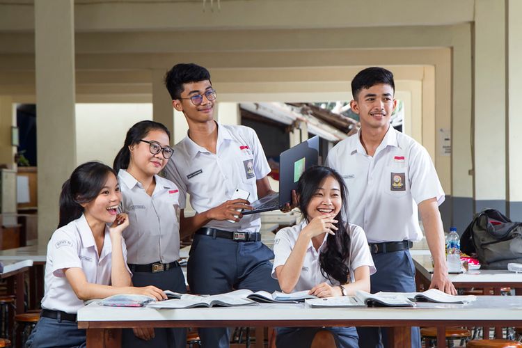 Kesulitan, SMA/SMK Negeri di Riau Sediakan Layanan Bantuan PPDB Online Untuk Calon Siswa