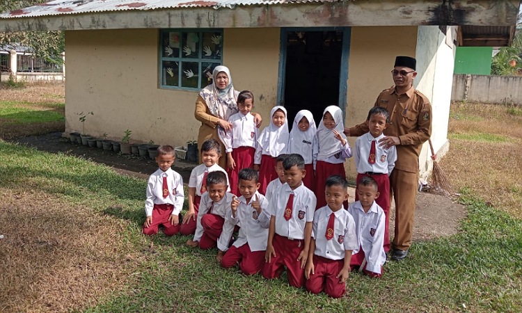 Menyedihkan! Siswa SD di Kampar Belajar di Ruang Bekas WC, Kepsek: Sejak 2022 Tak Ada Respon Disdik