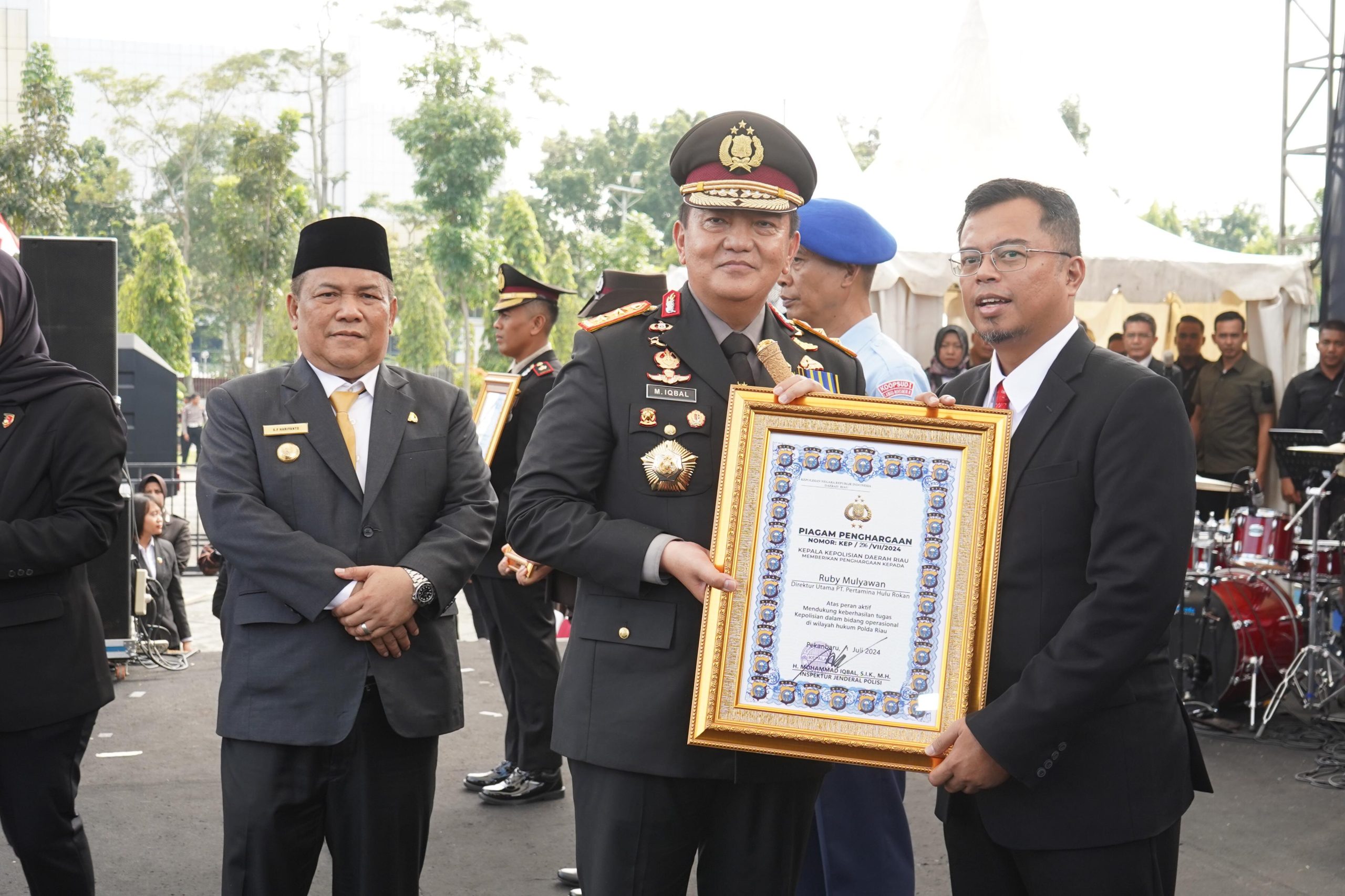 HUT Bhayangkara ke-78, Dirut PHR Terima Penghargaan dari Kapolda Riau