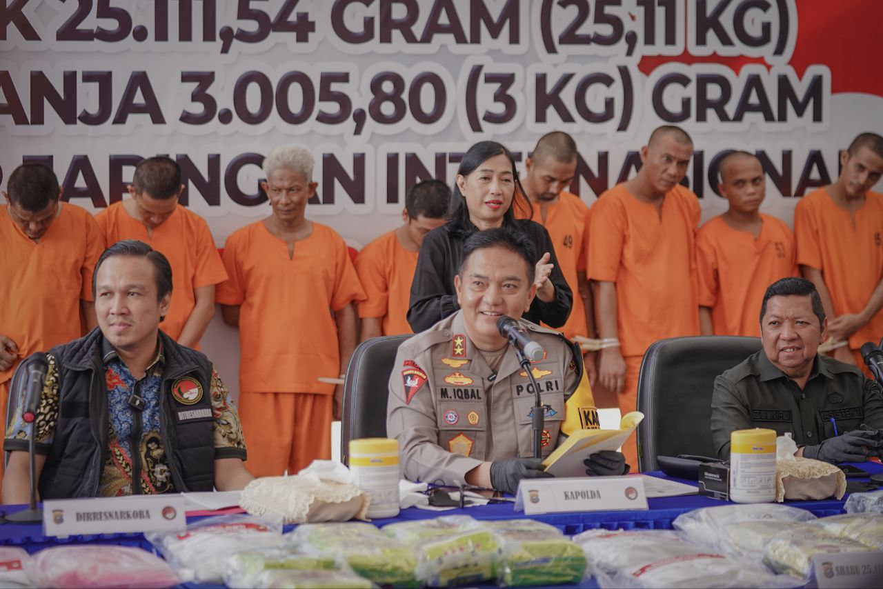 Polda Riau Musnahkan Puluhan Kilogram Narkoba dari 15 Tersangka Jaringan Internasional