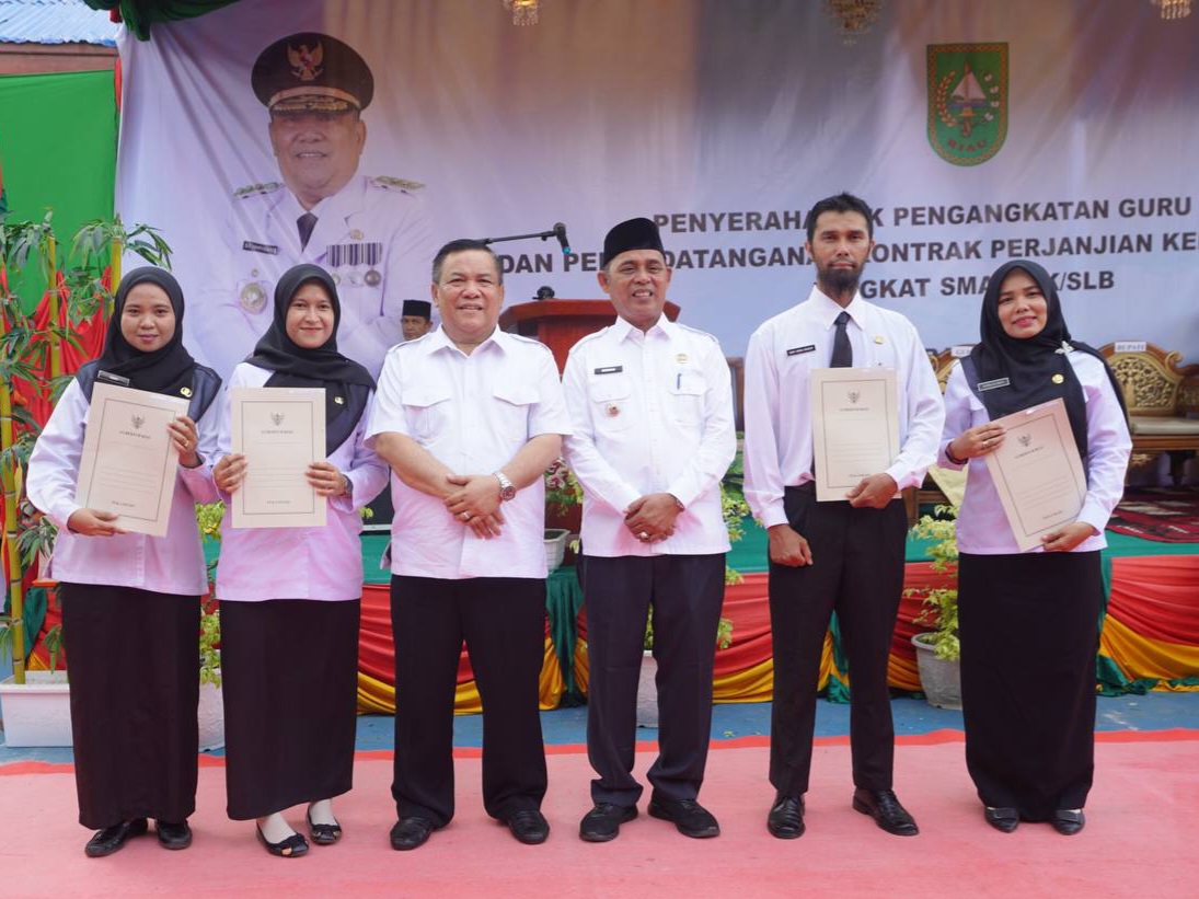 Serahkan 149 SK Guru PPPK di Indragiri Hilir, Pj Gubernur Riau Berharap Guru Kuasai Bidang Teknis