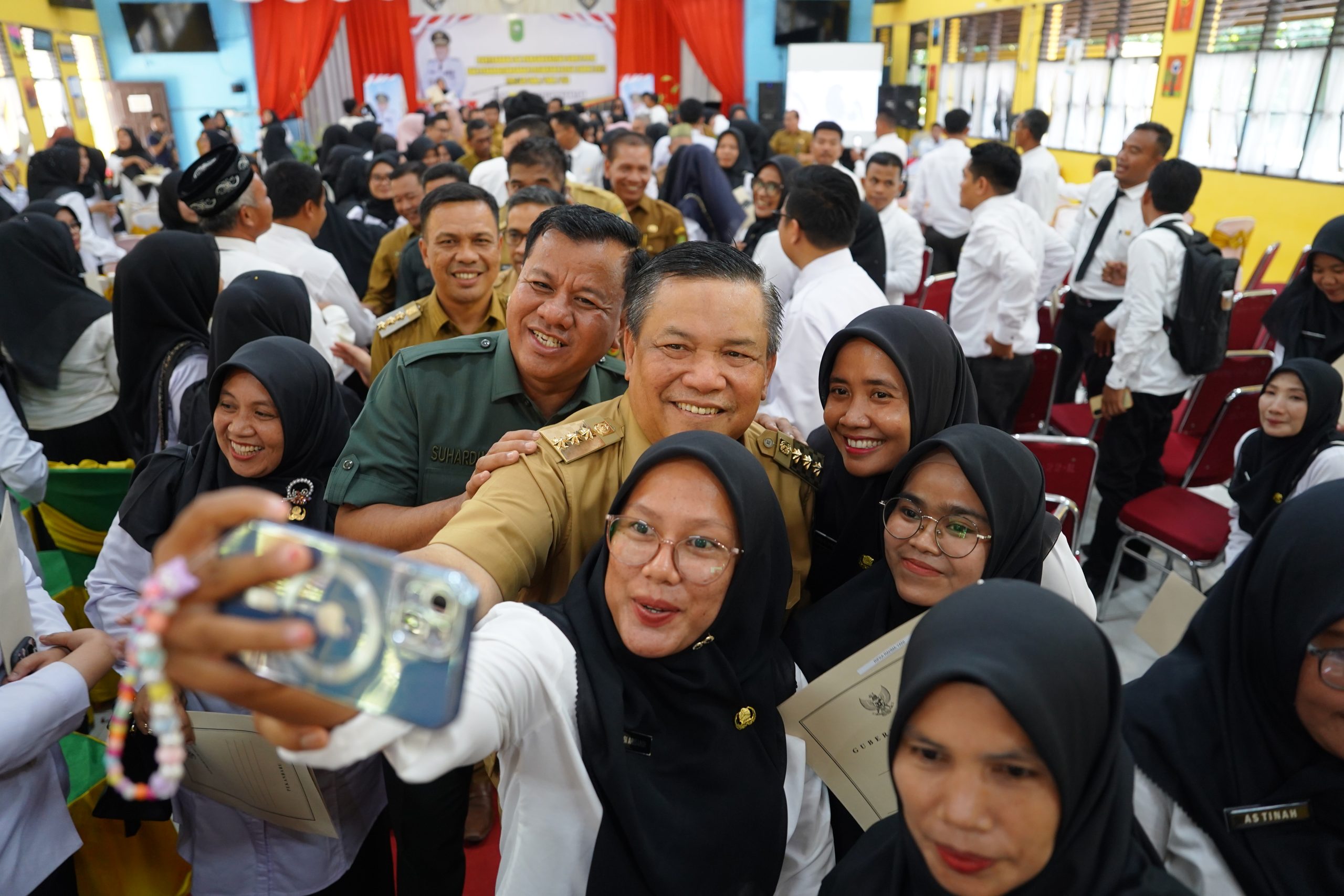 148 Honorer Sumringah Menerima SK PPPK yang Diserahkan Pj Gubernur Riau dan Bupati Kuansing