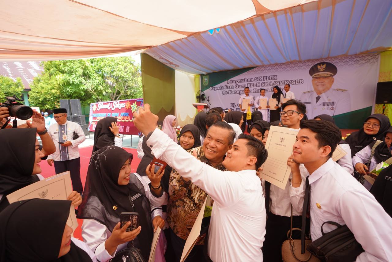 Diserahkan di Tanah Putih, Pj Gubri Minta 173 Guru PPPK yang Terima SK Bersyukur