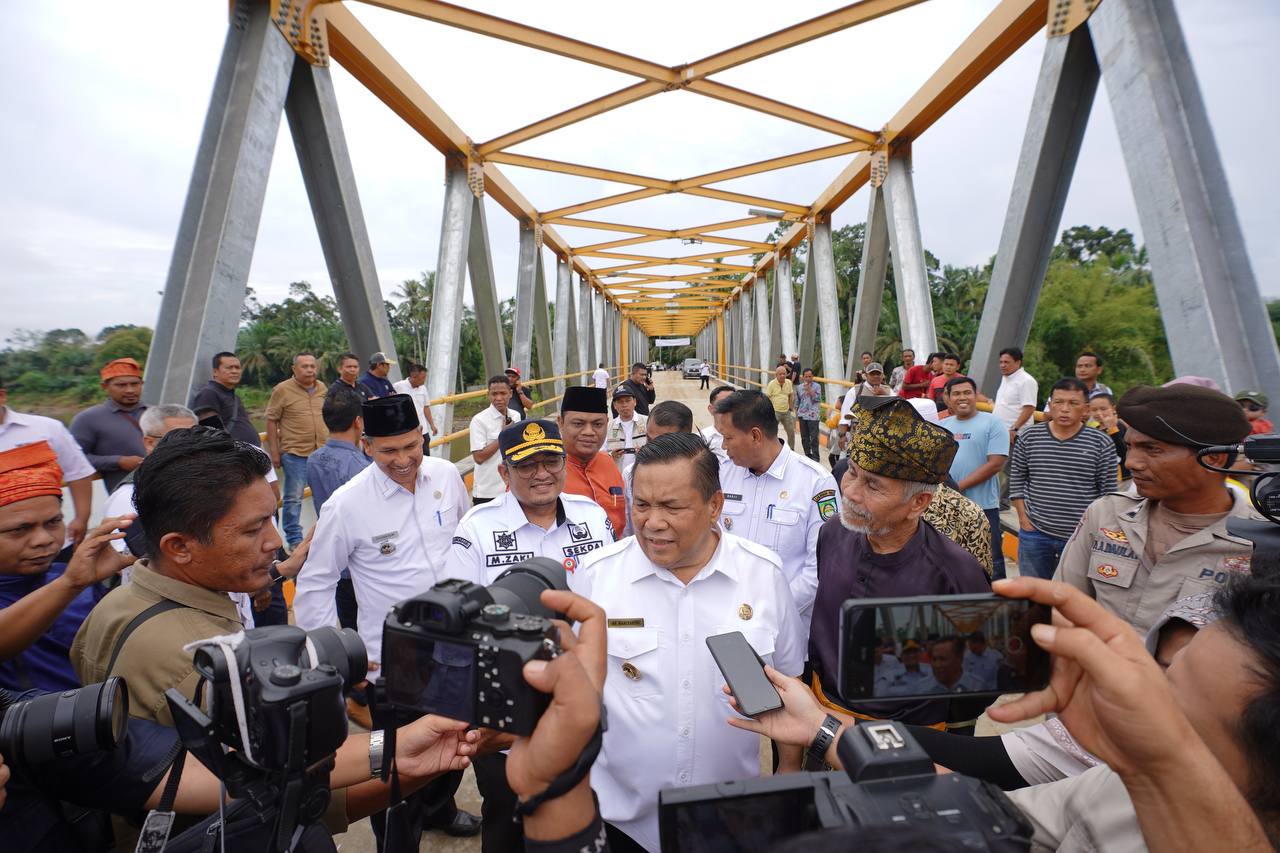Resmikan Dua Jembatan di Rohul, Pj Gubernur Riau: Tolong Dijaga, Jangan Coba-coba Buka Bautnya Nanti Runtuh!