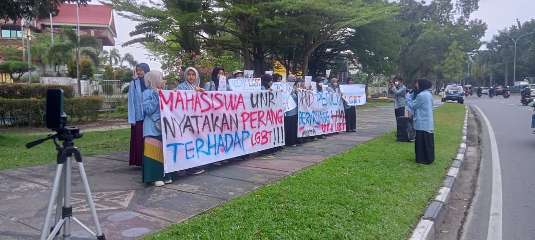 Marak LGBT, Ratusan Mahasiswi Unri Geruduk DPRD Riau Tolak LGBT Di Tanah Melayu
