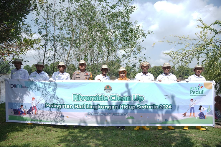 PT PLN NP UP Tenayan dan Masyarakat Okura Bhakti Sosial, Bersihkan Sungai Hingga Penanaman Pohon dan Pelepasan Ikan