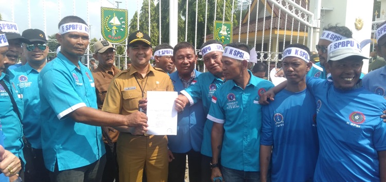 Demo di 3 Titik, Tukang se-Riau Minta Setiap Daerah Anggarkan Sertifikasi Kompetensi dan Utamakan Pekerja Lokal
