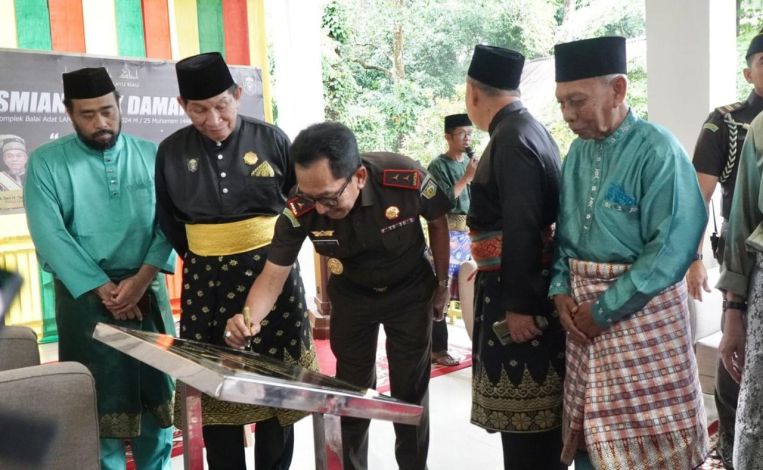 Kajati Riau Resmikan Bilik Damai LAM Riau, Diharapkan Bisa Kedepankan Kearifan Lokal Dalam Tangani Perkara