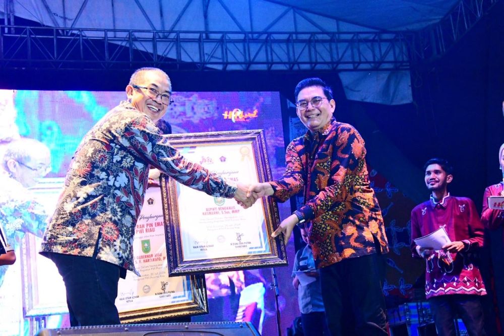 Bupati Bengkalis Dianugerahi Pin Emas dari PWI