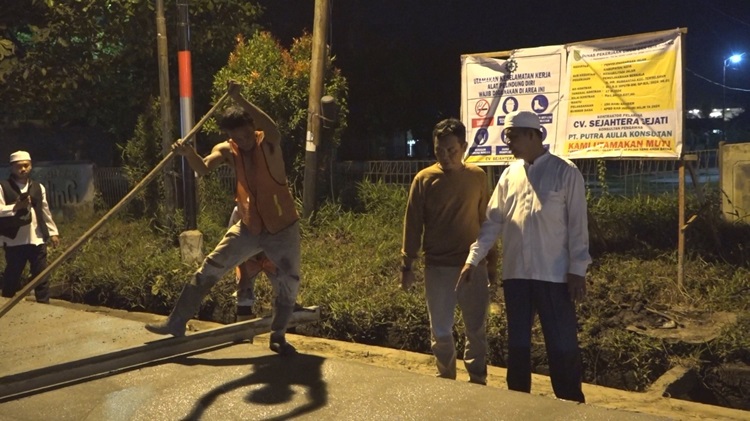 Minta Dikebut, Pj Bupati Herman Tinjau Pengerjaan Jalan HR Soebrantas Malam Hari