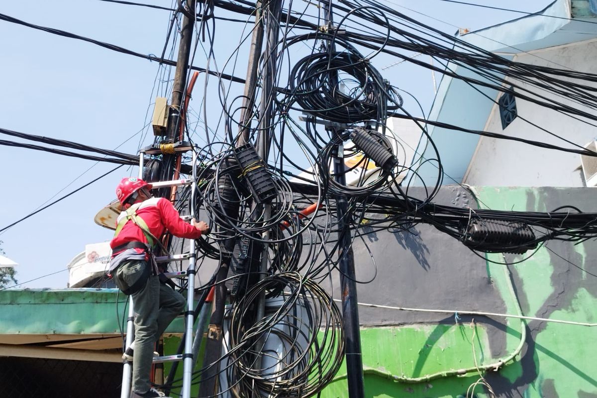 Tak Hanya Pemko, Pj Gubernur Riau Tegas Desak Provider Segera Rapikan Kabel yang Semrawut