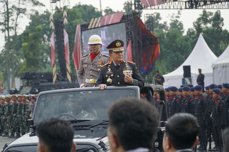 Kapolda Riau Pimpin Apel HUT Bhayangkara ke-78, 5 Personil  Raih Bintang Bhayangkara Nararya