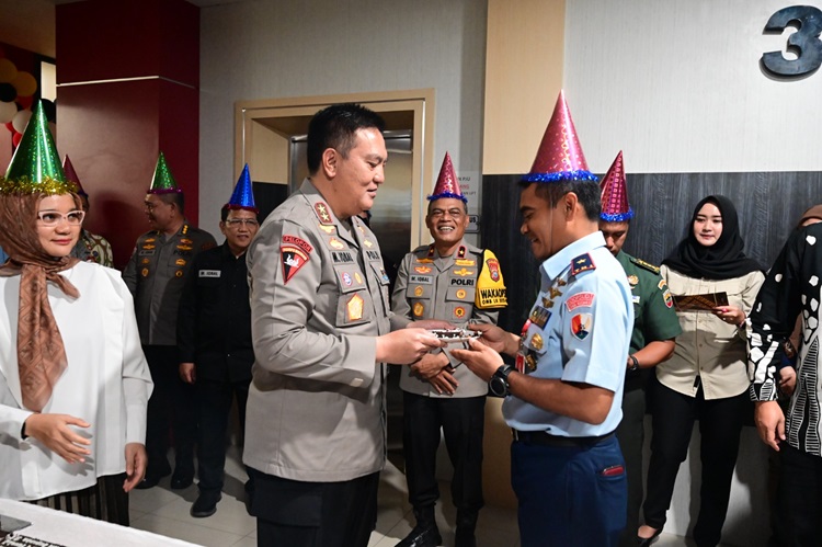 Kapolda Riau Terharu Dapat Kejutan Ulang Tahun ke-54 dari Danlanud Roesmin Nurjadin