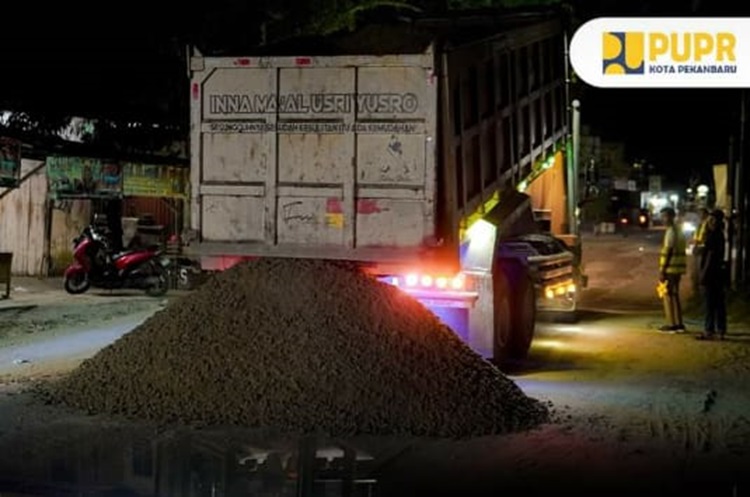 PUPR Pekanbaru Mulai Overlay Jalan Dharma Bakti, Kadis PUPR Edward Riansyah Minta Warga Bersabar