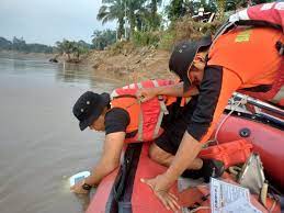 Hati-Hati Naik Sampan Bocor! 3 Orang Pemancing di Inhu Tenggelam, Satu Orang Hilang