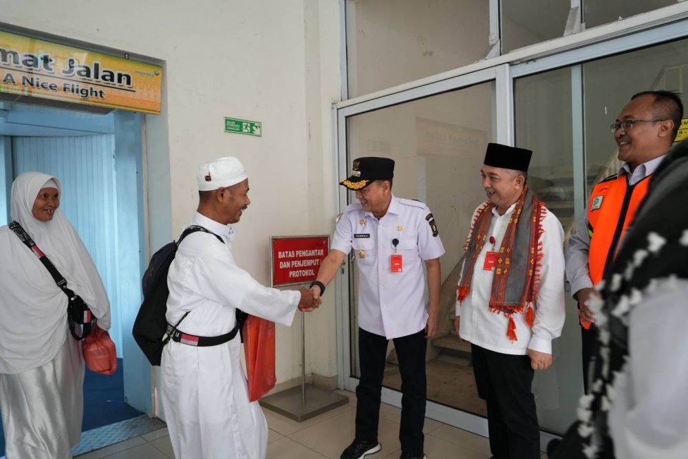 Pj Bupati Kampar Sambut Kedatangan 193 Jamaah Haji Kloter BTH 10 di Bandara SSK II Pekanbaru